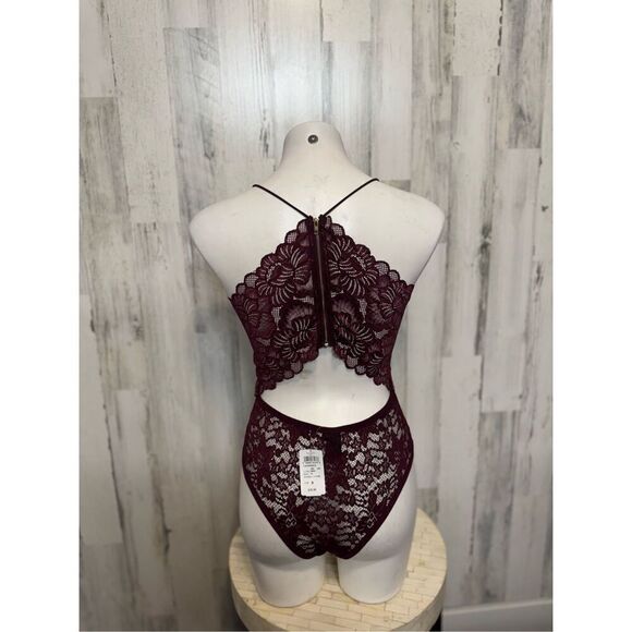 Windsor laced red bodysuit - Picture 4 of 9